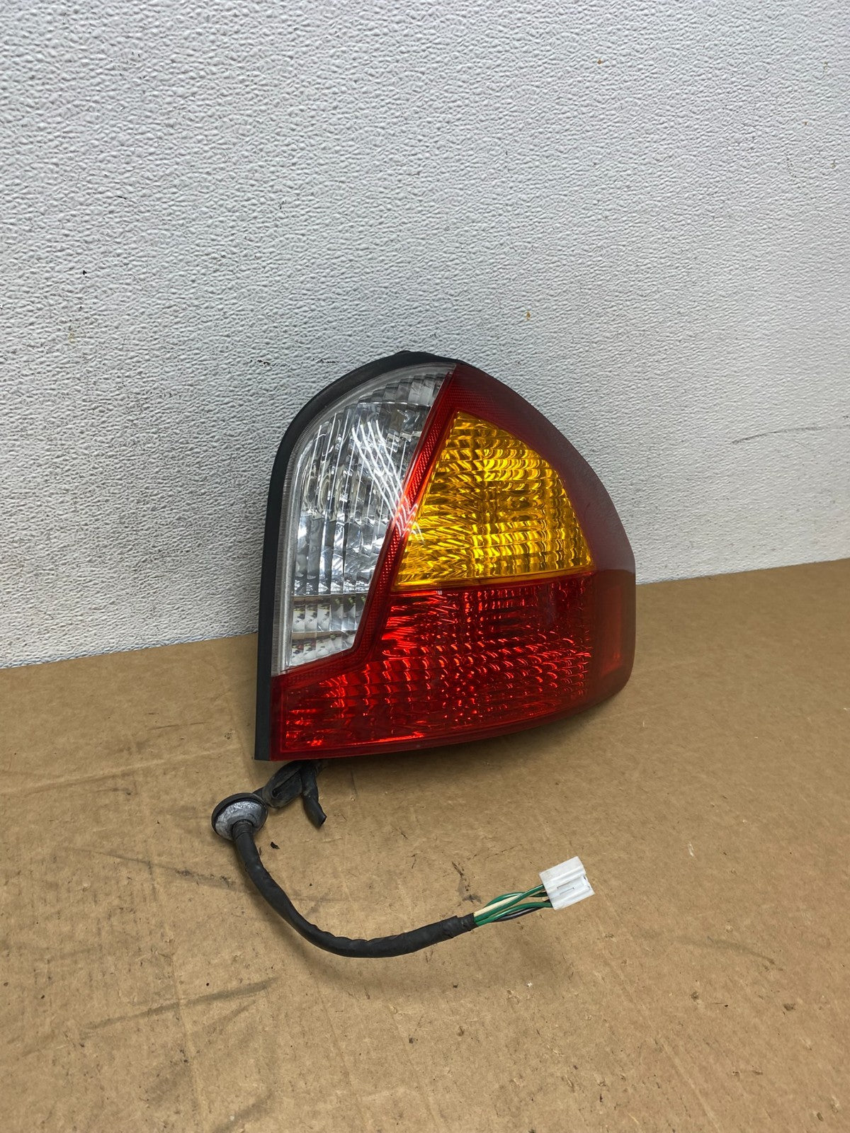 2001 2002 2003 2004 Hyundai Santa Fe Right Passenger Side Tail Light AD6234 DW2