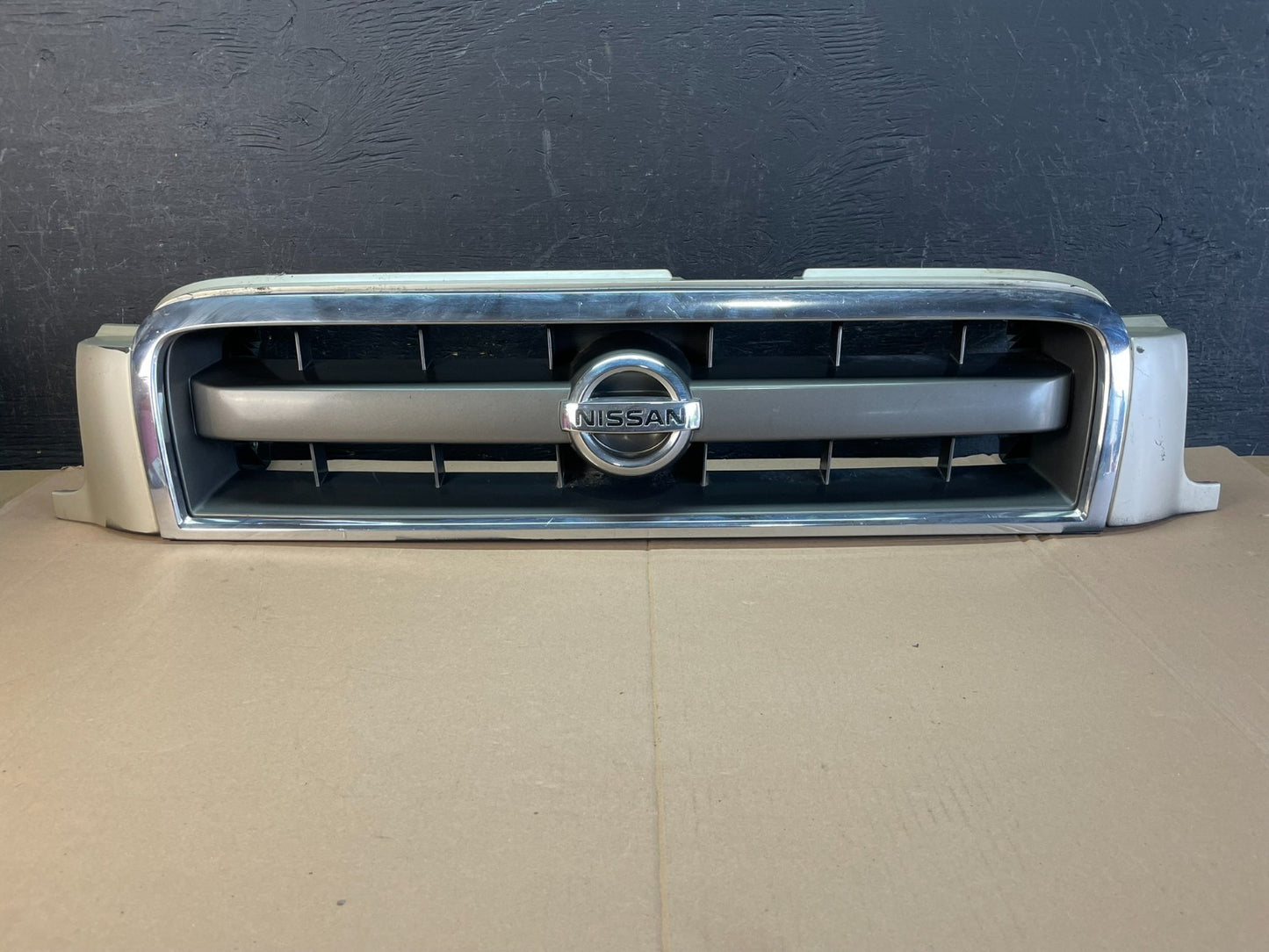 2002 2003 2004 Nissan Pathfinder Front Upper Grill Grille AD8312 DG0