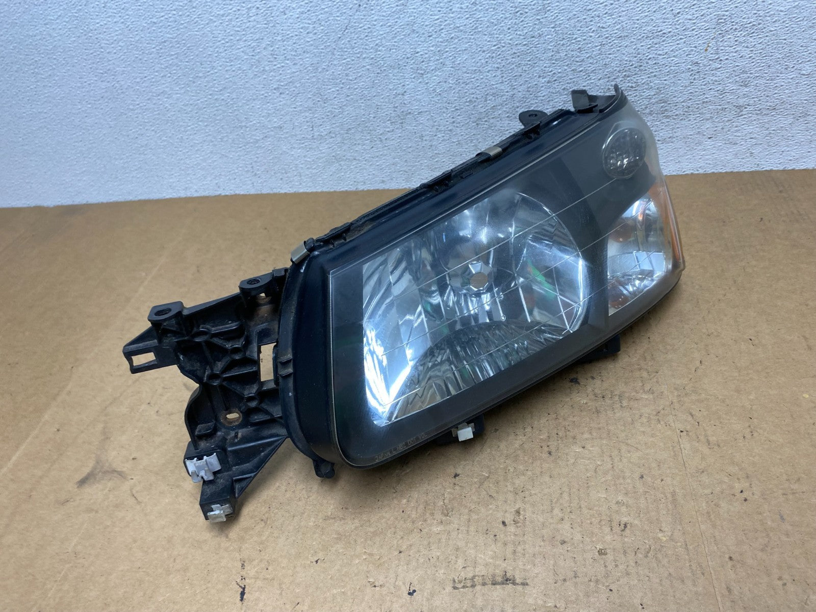 2003 2004 Subaru Forester Left Driver LH Headlight Halogen AE4823 DW2