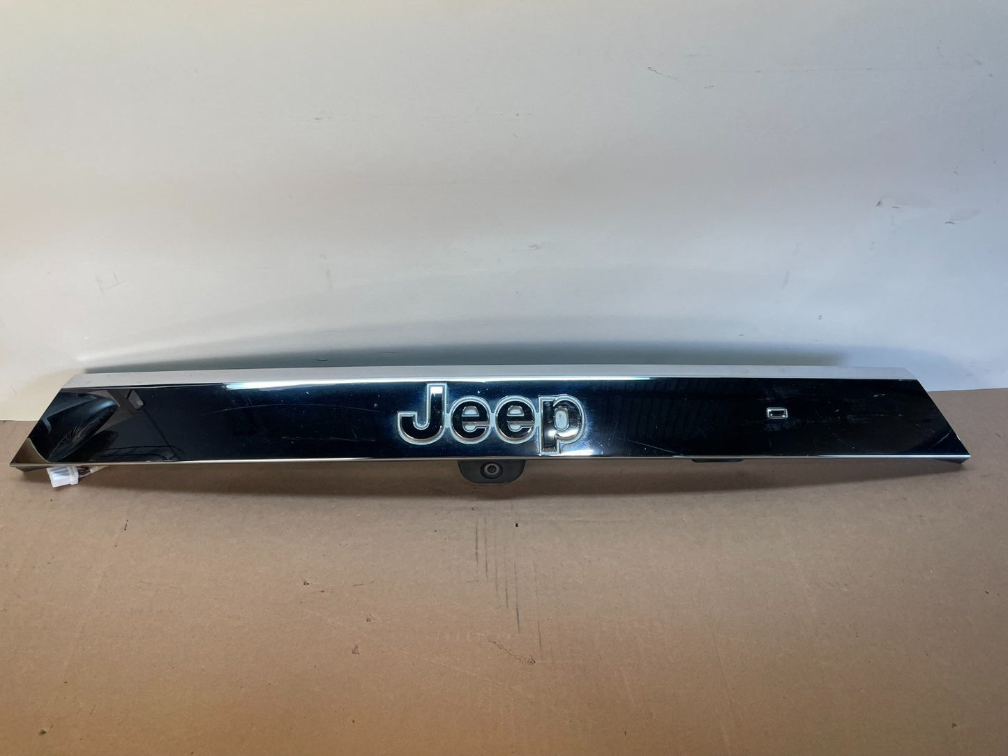 2011-2013 Jeep Grand Cherokee Liftgate Garnish Molding Trim W/ Camera AG1009 DG0
