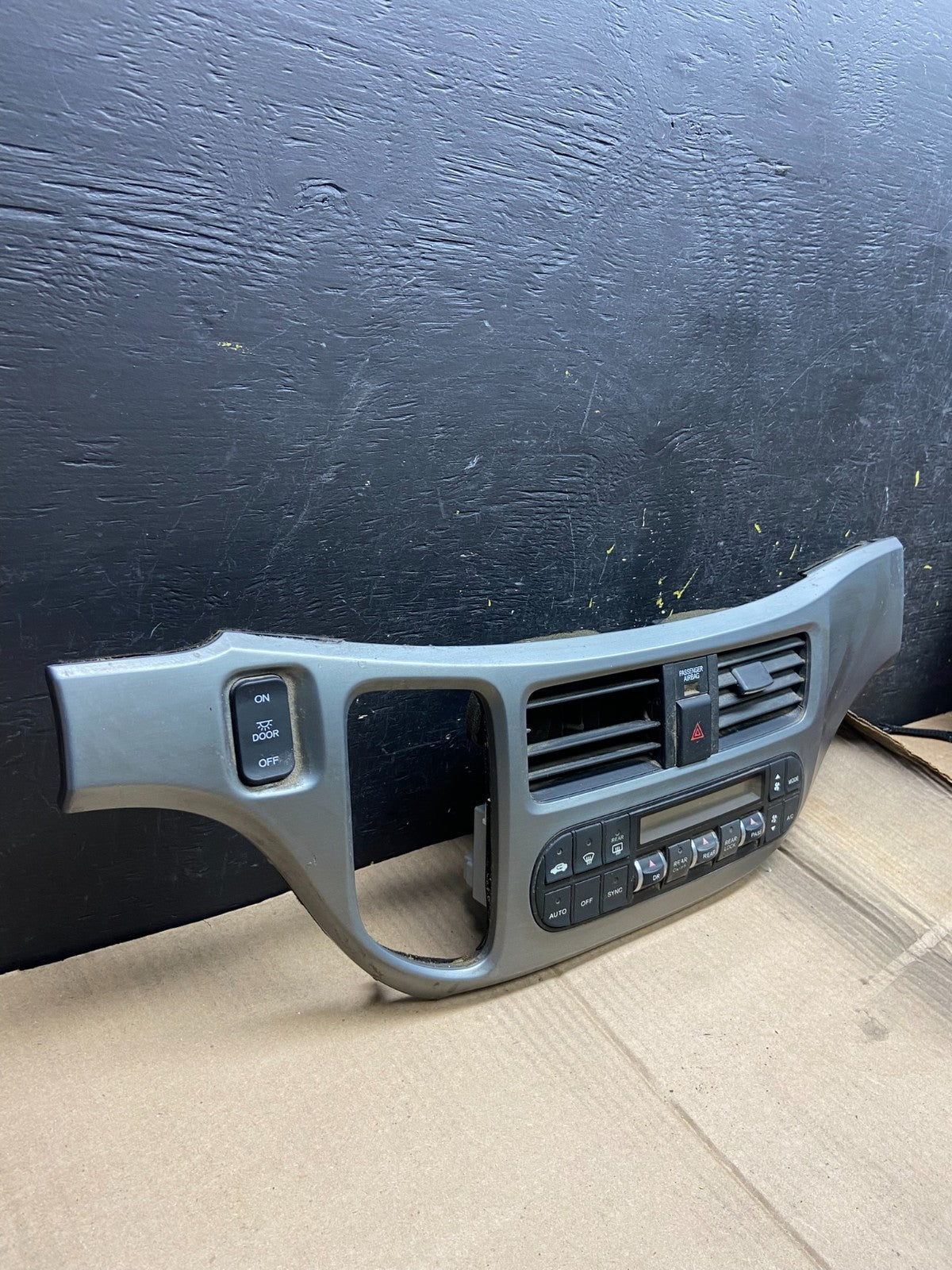 2005 to 2010 Honda Odyssey  Radio Climate Control Dash Trim Bezel X1678 DG2