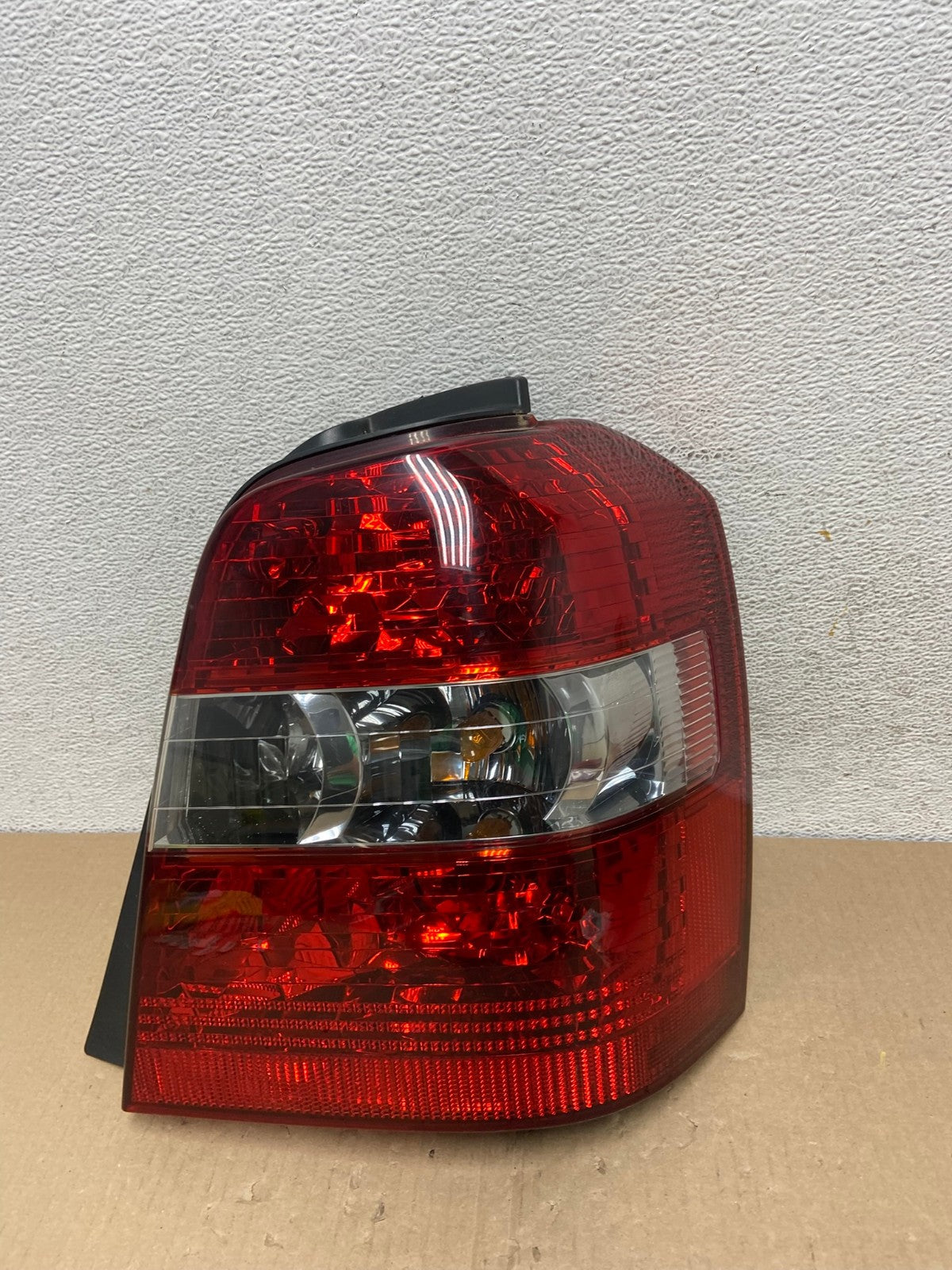2004-2007 Toyota Highlander Right Passenger RH Side Tail Light AE9574 LK0