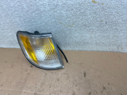 2002 Kia Sportage Right Passenger Side Headlight Turn Signal Y3022 PS1
