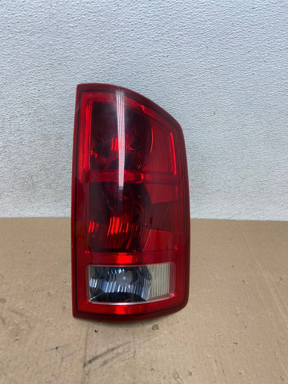 2002 to 2006 Dodge Ram 1500 Right passenger Rh side Tail Light AG4781 LK0