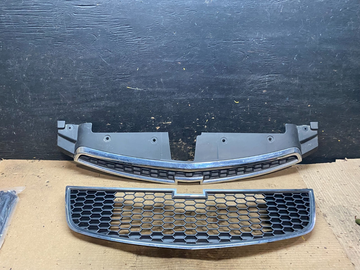 2011 to 2014 Chevrolet Cruze Upper Lower Set Grill Grille V9300 DG0