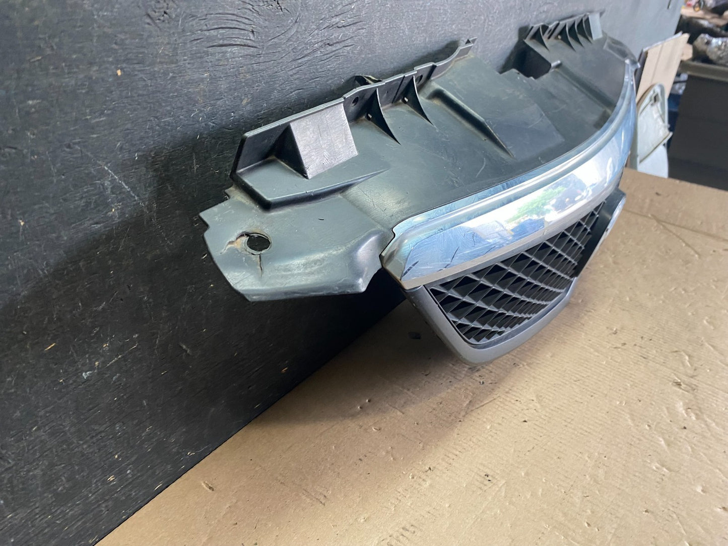 2002 2003 Mazda MPV Front Upper Grille Grill Oem P5955  DG2