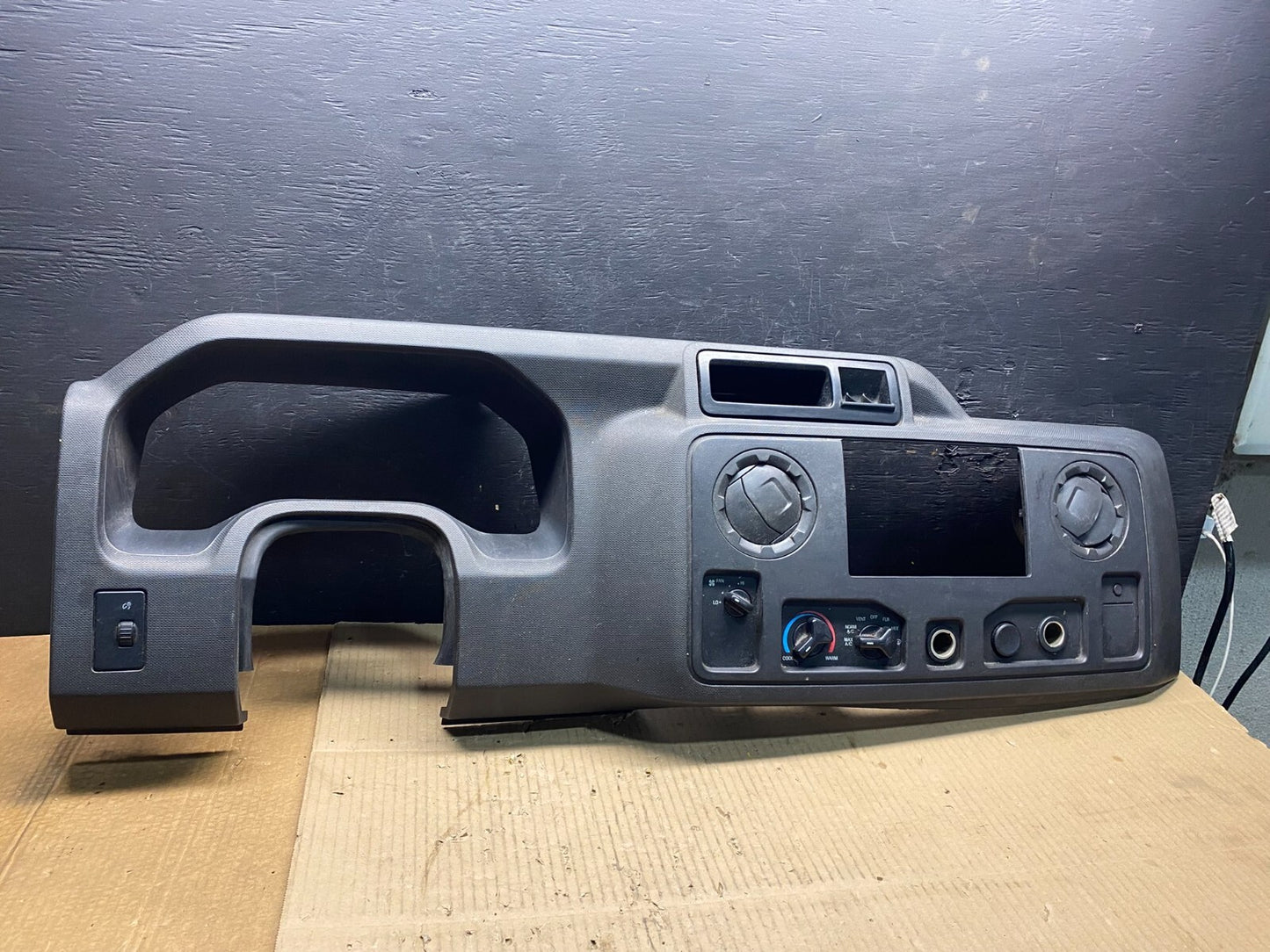 2009 - 2014 Ford E150 E250 Gauge Speedometer Cluster Radio Bezel Trim L0598 DG0