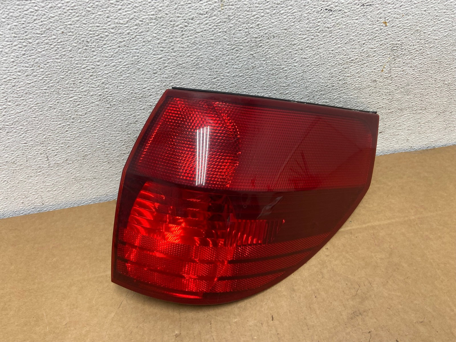2004-2005 Toyota Sienna Right Passenger Rh Side Tail Light AD5372 LK0