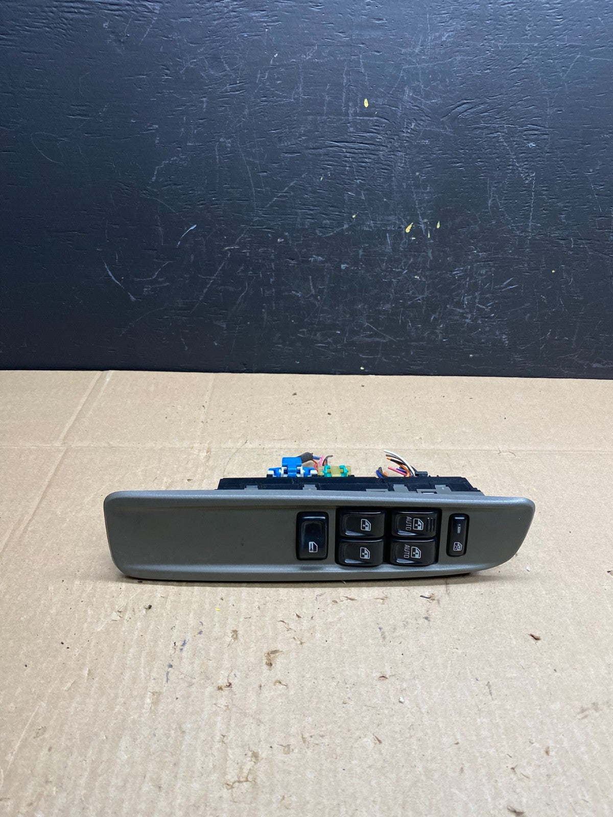 2002 - 2005 GMC Envoy Master Power Door Lock Window Switch Heat Seat AB9465 DG0