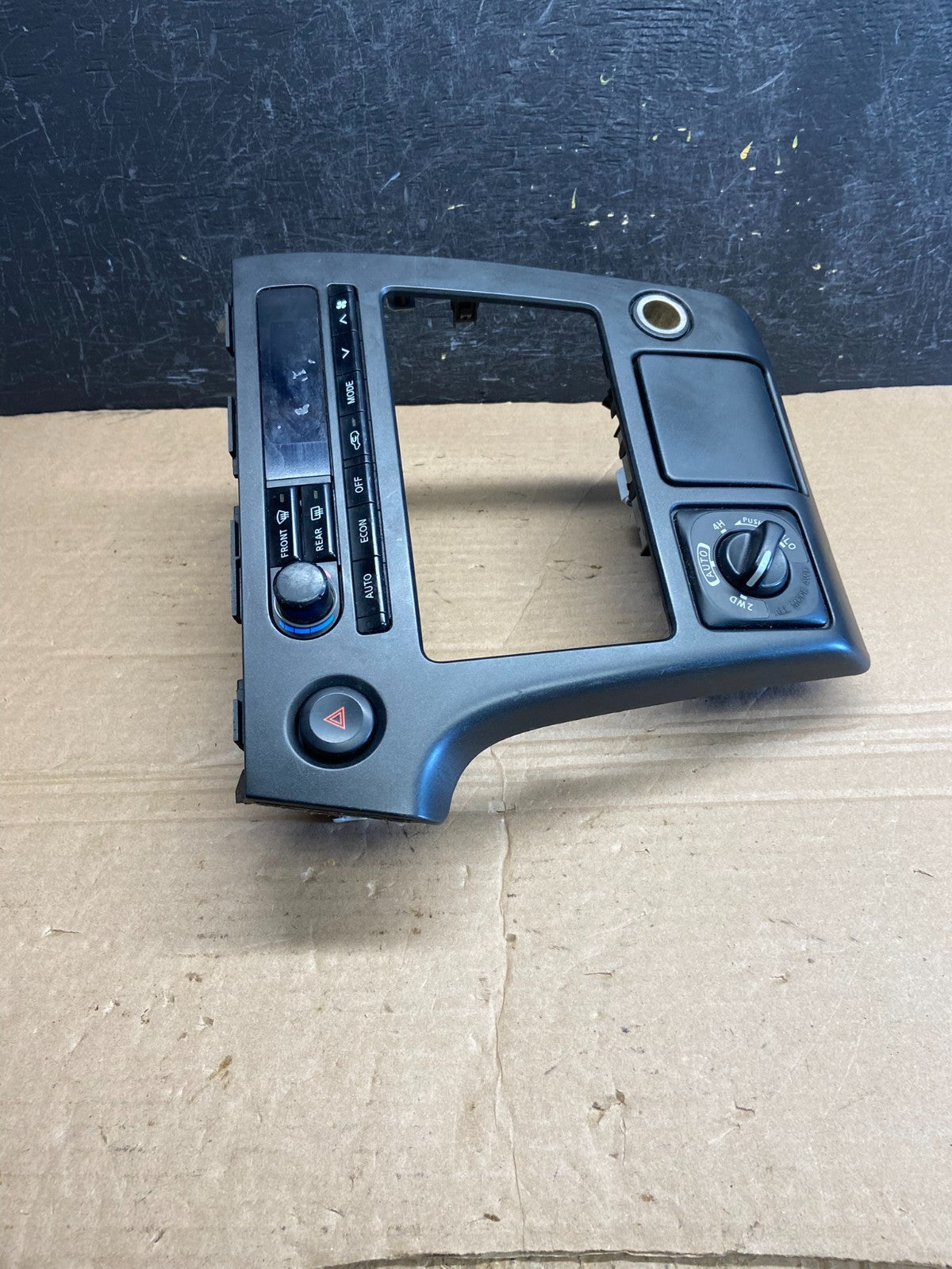 2001-2004 Nissan Pathfinder QX4 Digital Climate Control Radio Bezel OE AF1948 DG1