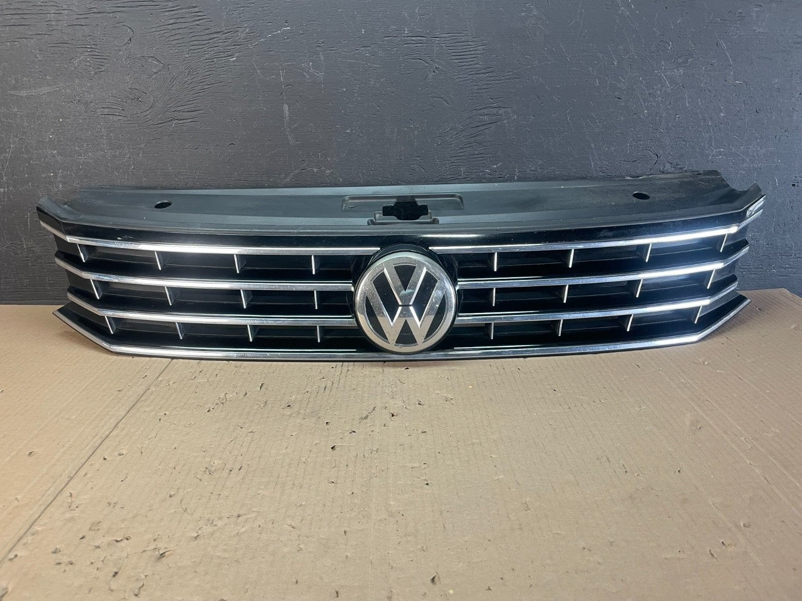 2016 to 2018 Volkswagen Passat Front Upper Grill Grille AD8743 DG0