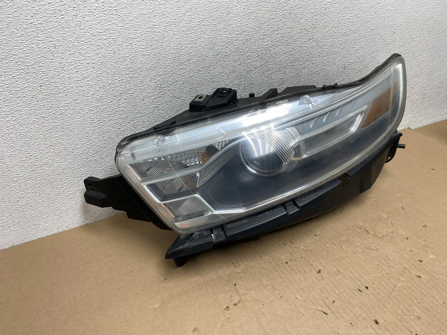 2013 to 2019 Ford Taurus Left Driver LH Side Headlight Halogen AG6691 DW2