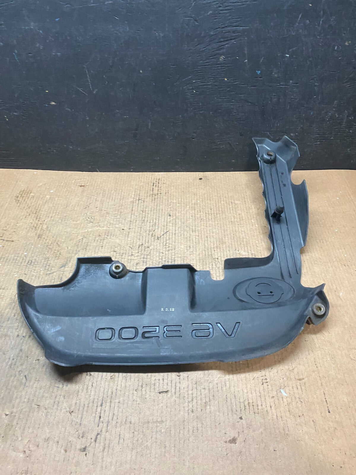 2001 to 2004 Infiniti QX4 Engine Cover Ornament H4793 DG14