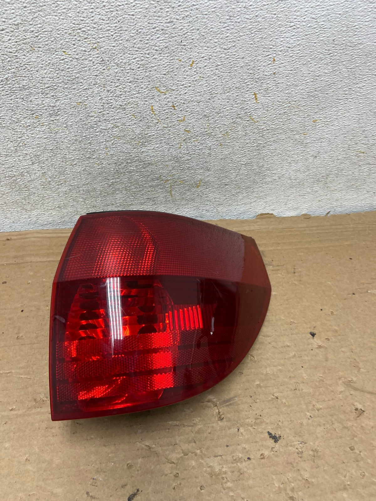 2004-2005 Toyota Sienna Right Passenger Rh Side Tail Light AH8416 LK0