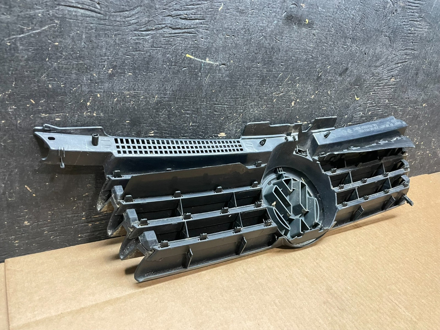 1999-2005 Volkswagen Jetta Front Upper Grille Grill Chrome OEM AA9016 DG5