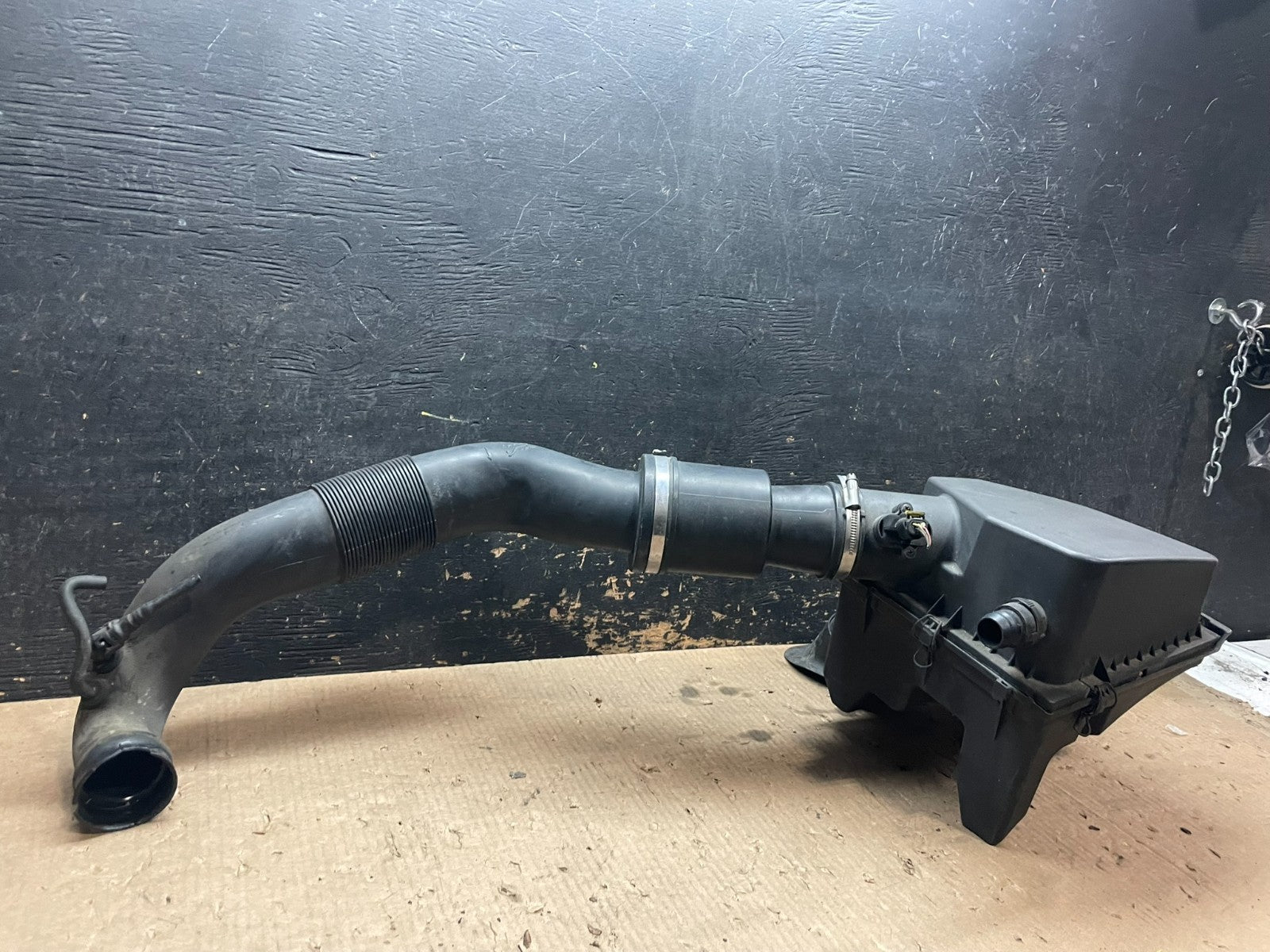 2010 to 2011 Cadillac SRX 2.8L Air Cleaner Intake Box Z3366 PS5