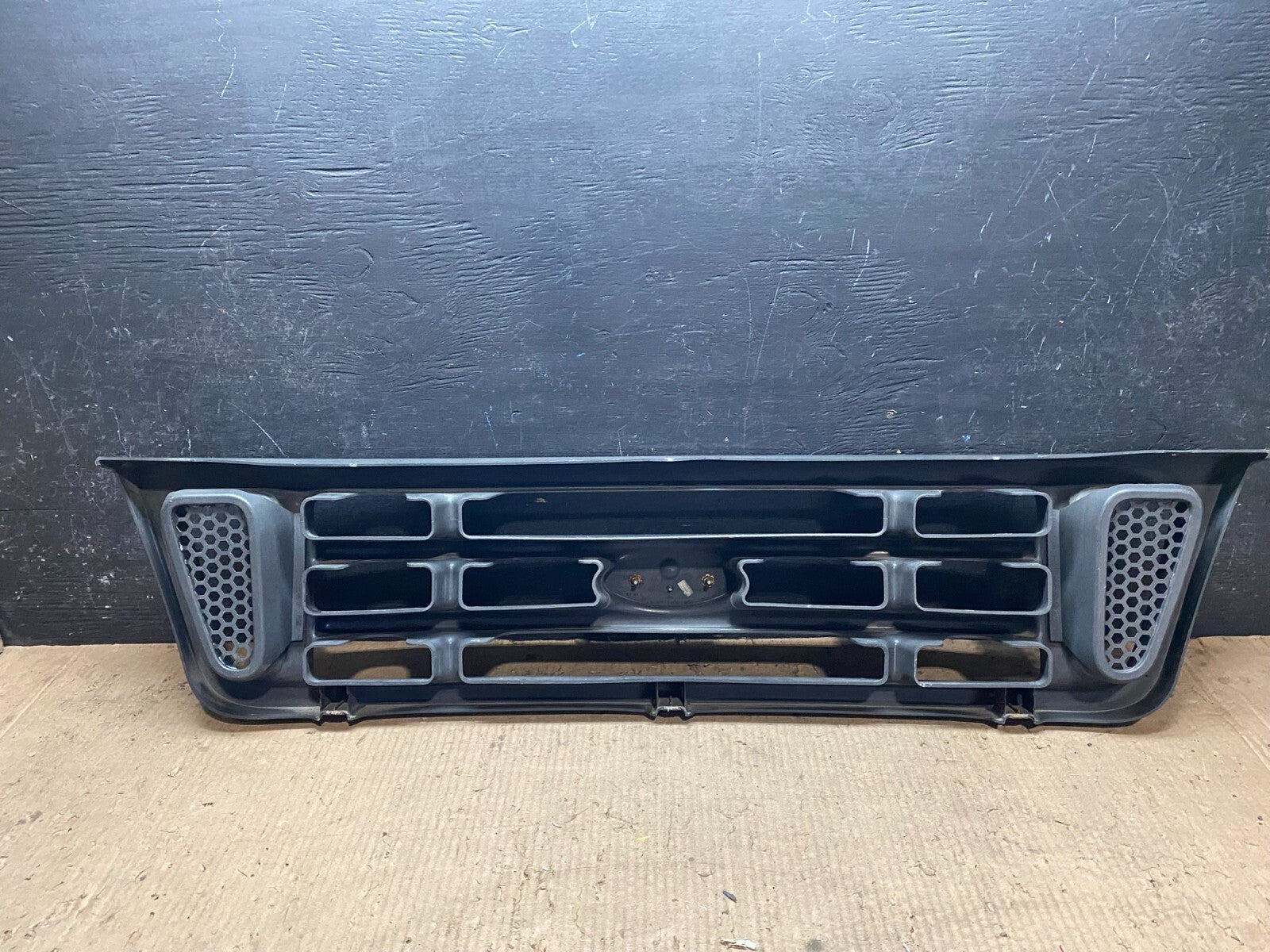 2003 to 2007 Ford Econoline E150 E250 E350 Front Grille Grille j0993 OEM DG3