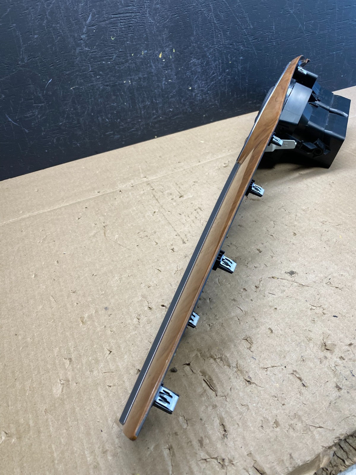 2008 to 2017 Buick Enclave Dash Center Clock Bezel Air Vent Trim AC6500 DG2