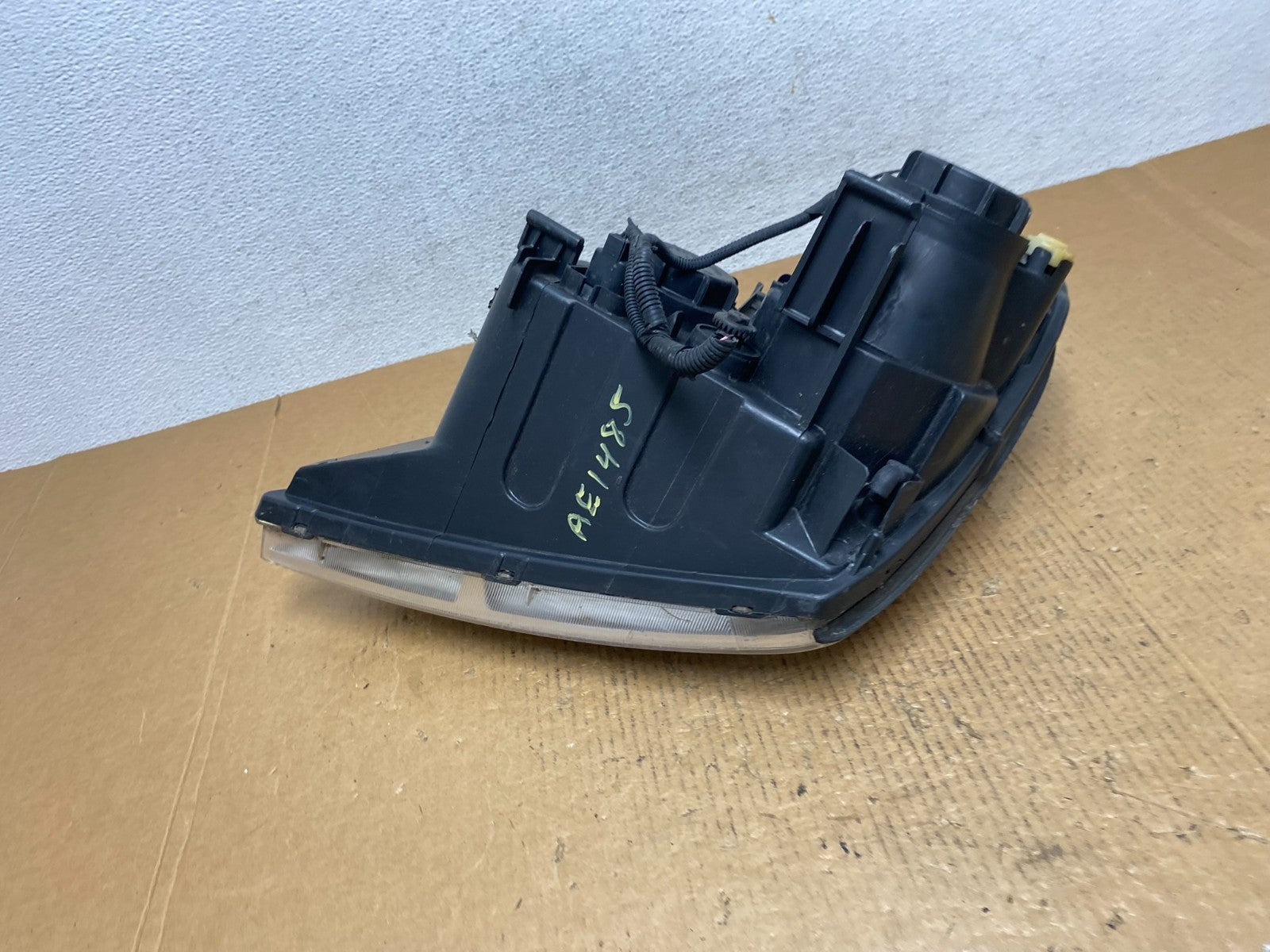 2008-2012 Kia Sedona Right Passenger RH Side Headlight Halogen AE1485 DW9