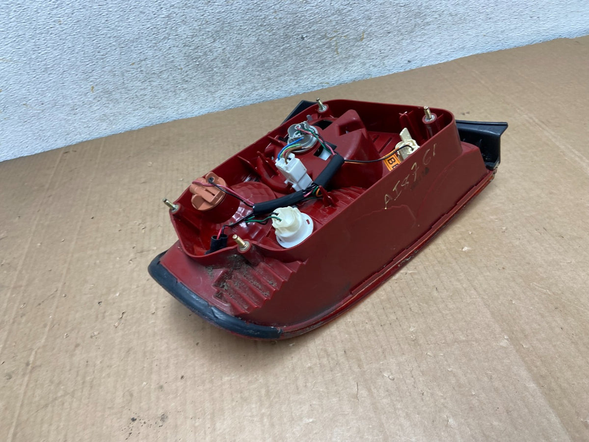 2002 - 2005 Hyundai Sonata Right Passenger RH Side Tail Light AI8761 LK6