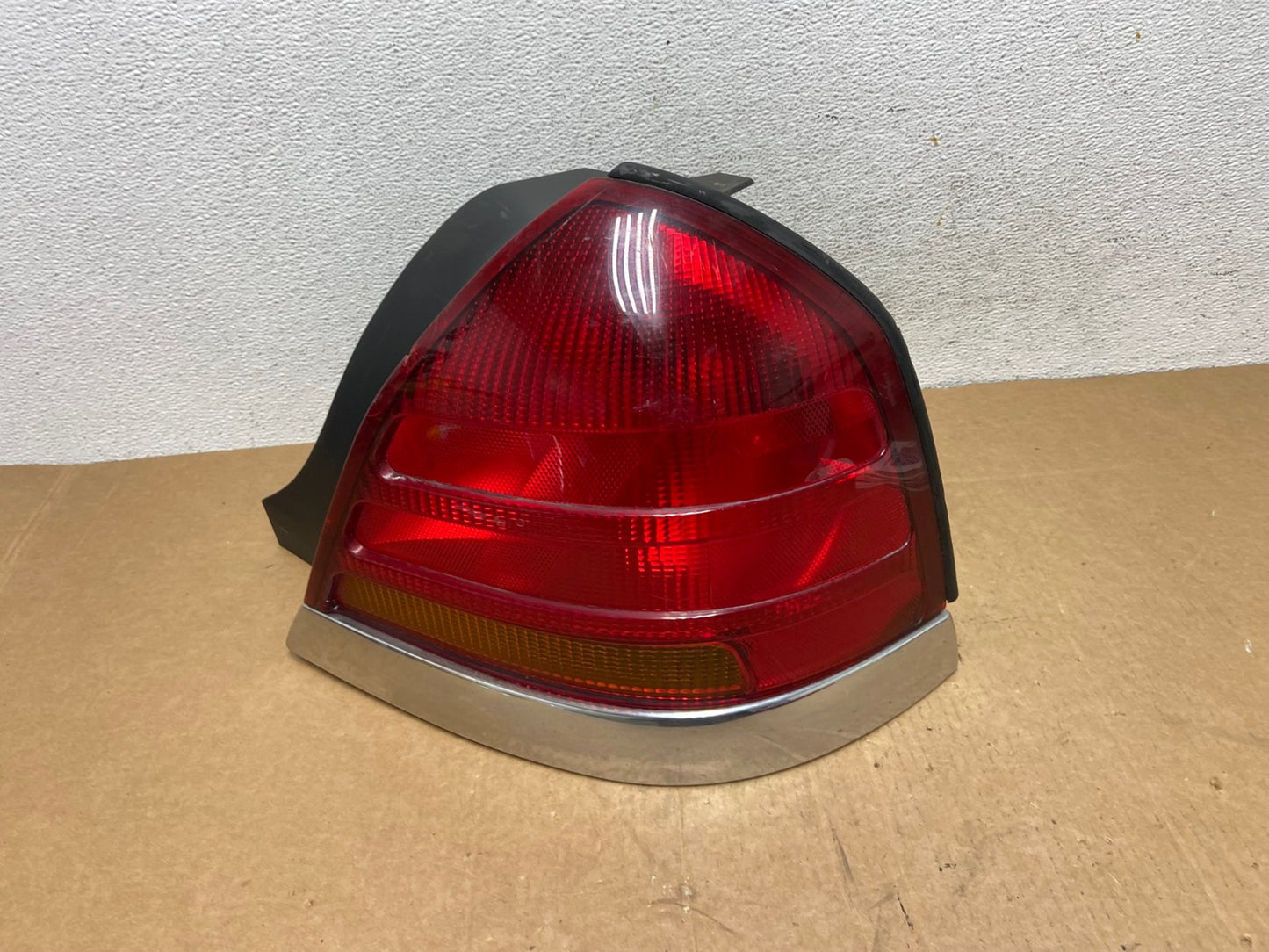 1998-2003 Ford Crown Victoria Right Passenger Rh Side Tail Light AD6091 LK0
