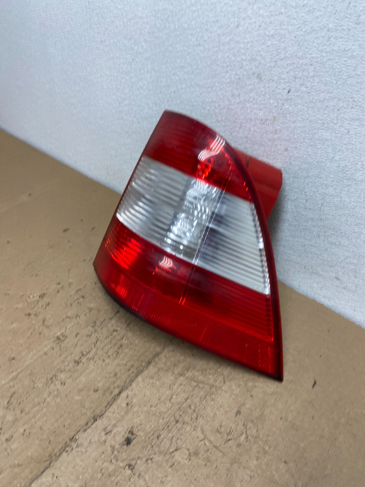 2002-2005 Mercedes ML 350 Ml-Class Right Passenger Rh Side Tail Light AC7336 DW1