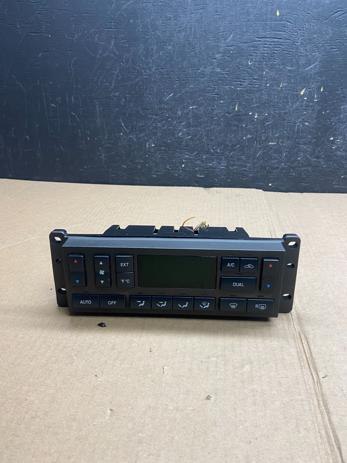2003 to 2006 Lincoln Town Car Climate Control Panel ae4338 DG0