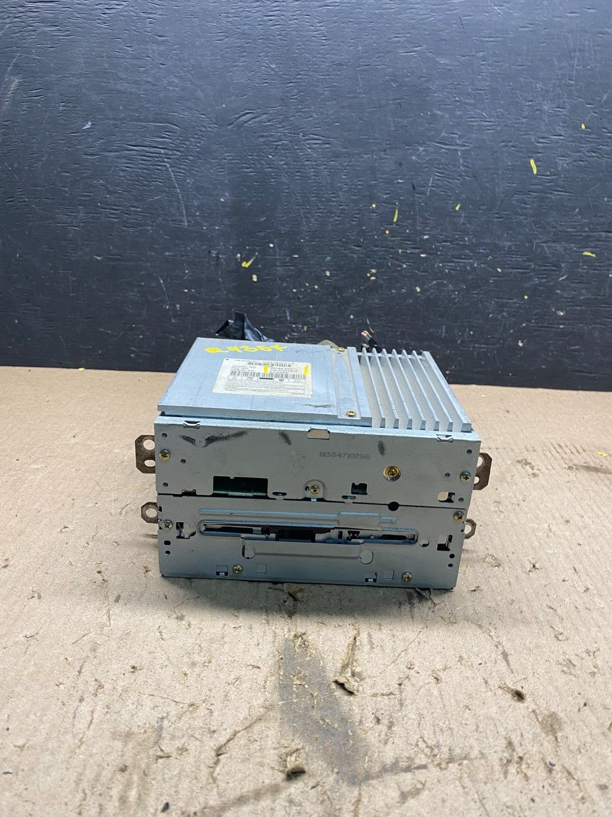 2004 to 2005 Nissan Titan Am Fm Cd Player Radio Receiver Q9357 DG0