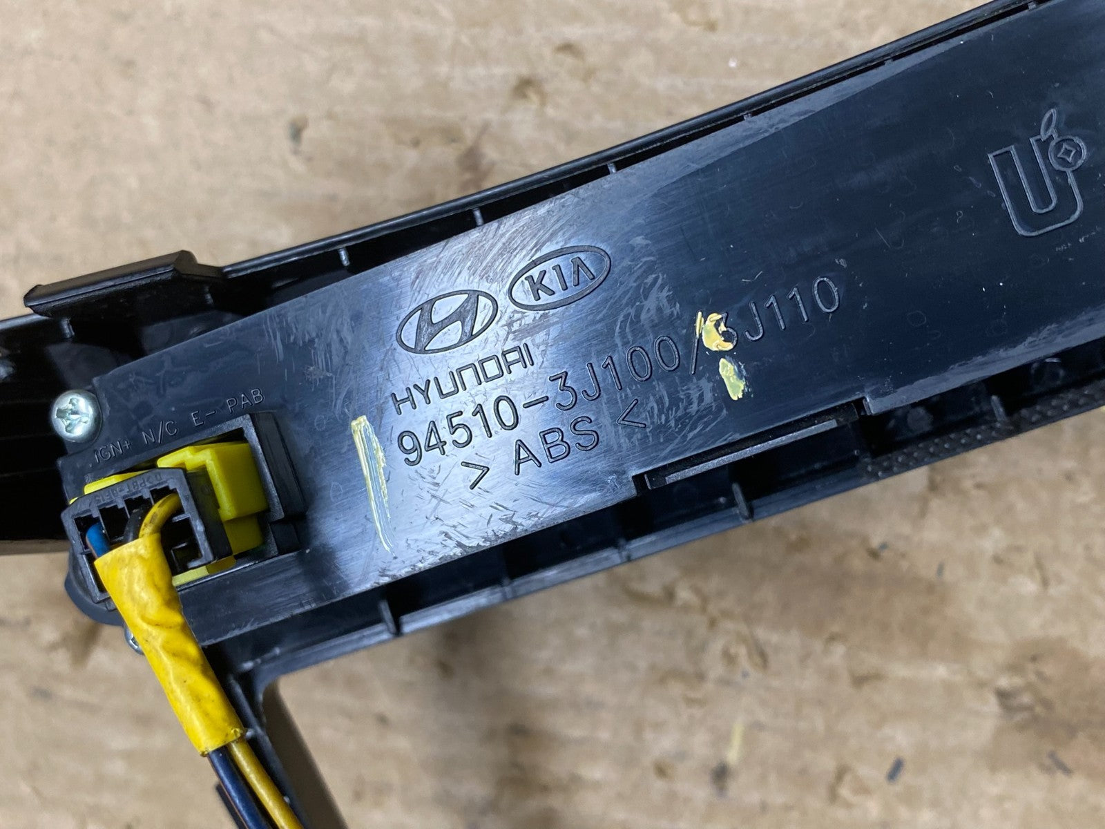 2007 to 2012 Hyundai Veracruz Auto Climate Temp Control Radio Bezel OEM Z7203 DG6