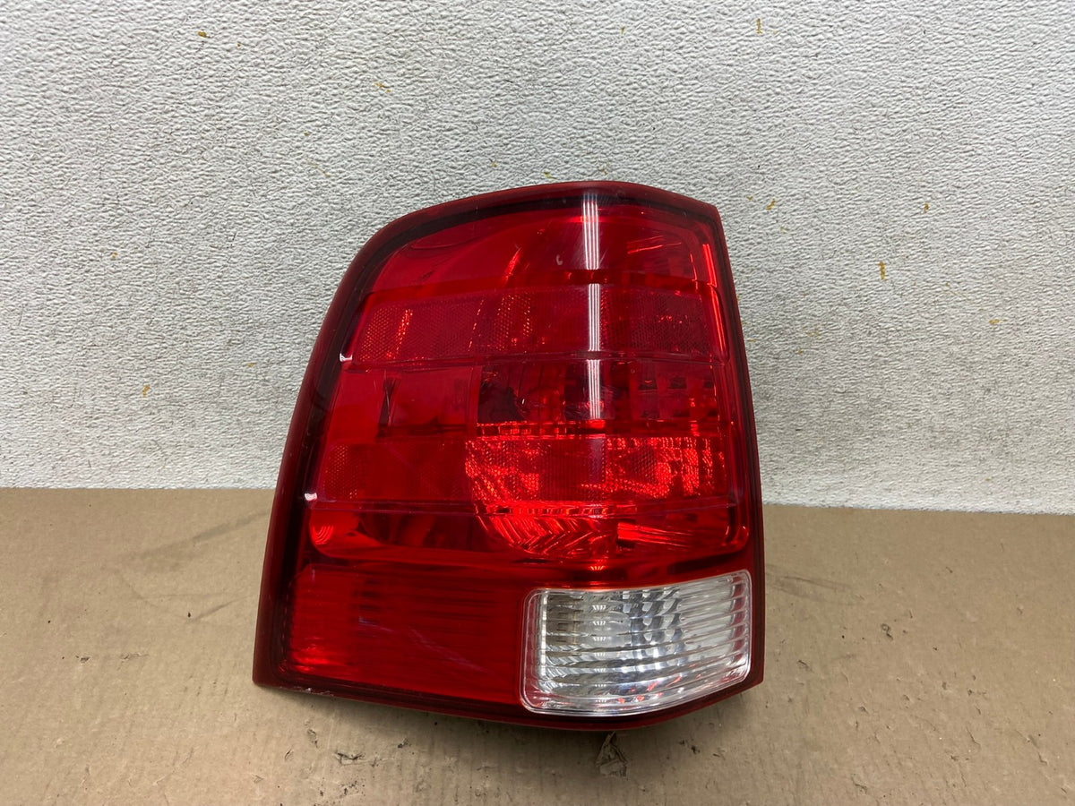 2003 2004 2005 2006 Ford Expedition Left Driver Lh Tail light AH6902 LK0