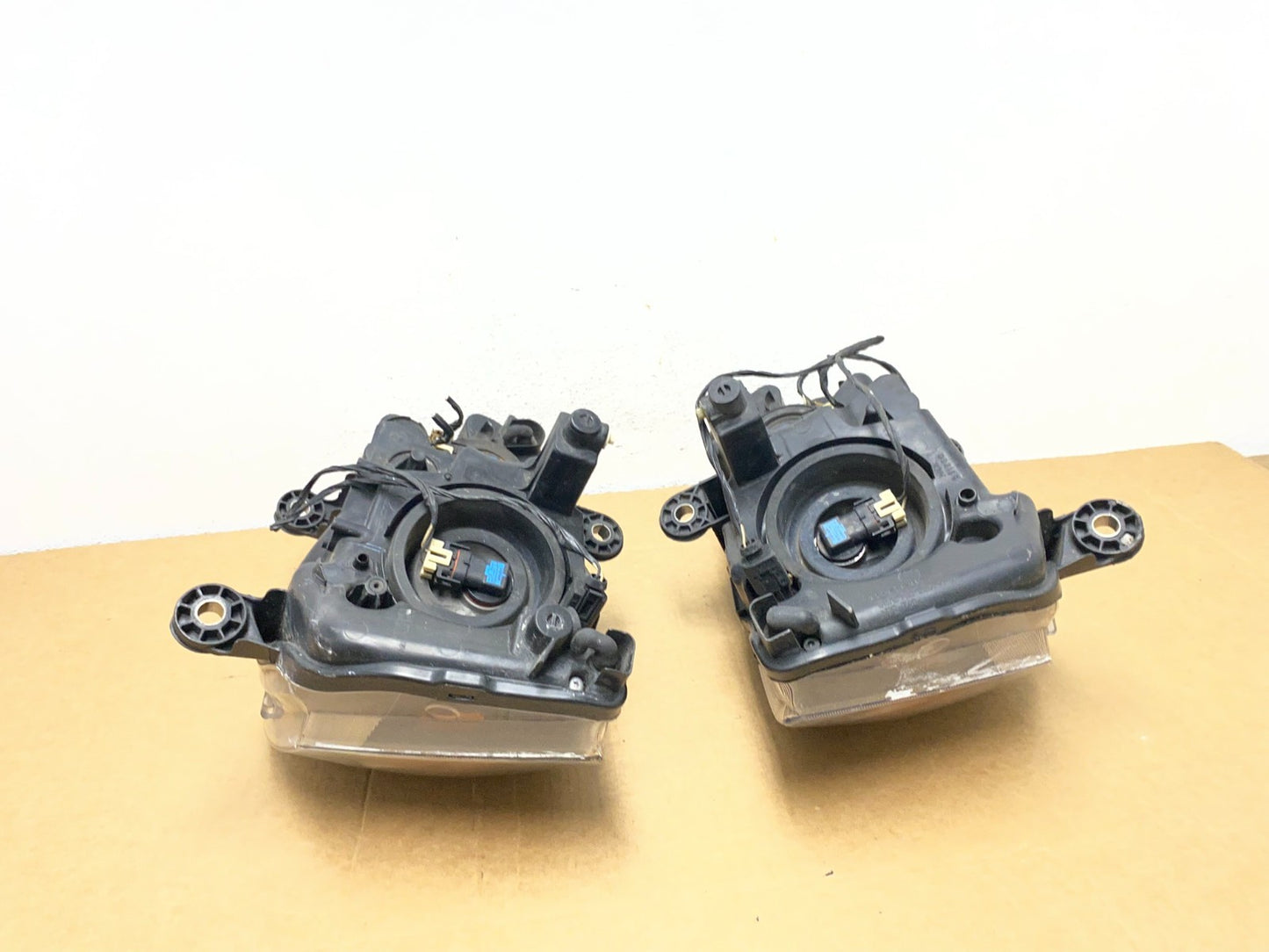 2008 to 2016 Chrysler Town and Country Left+Right Side Headlights AD5335 DW9
