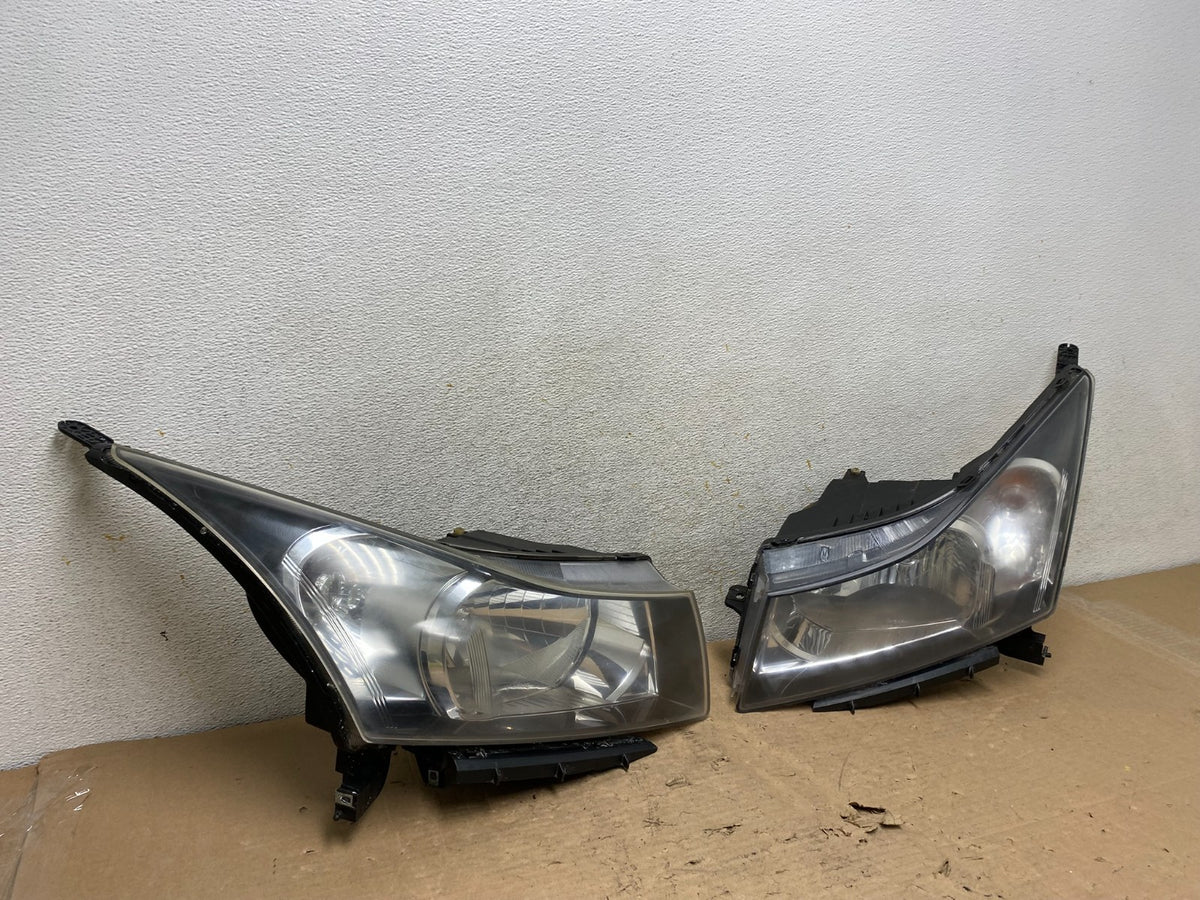2011 to 2015 Chevrolet Cruze Halogen Left+Right Set Headlights AI1082 DW2
