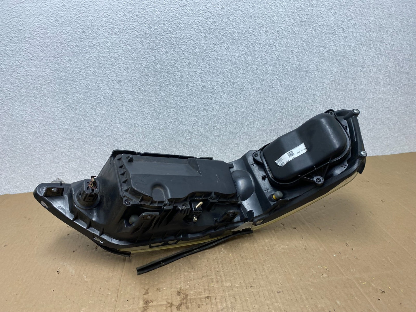 2005 to 2011 Lincoln Town Car Left Driver LH Side Headlight AB8365 DW5