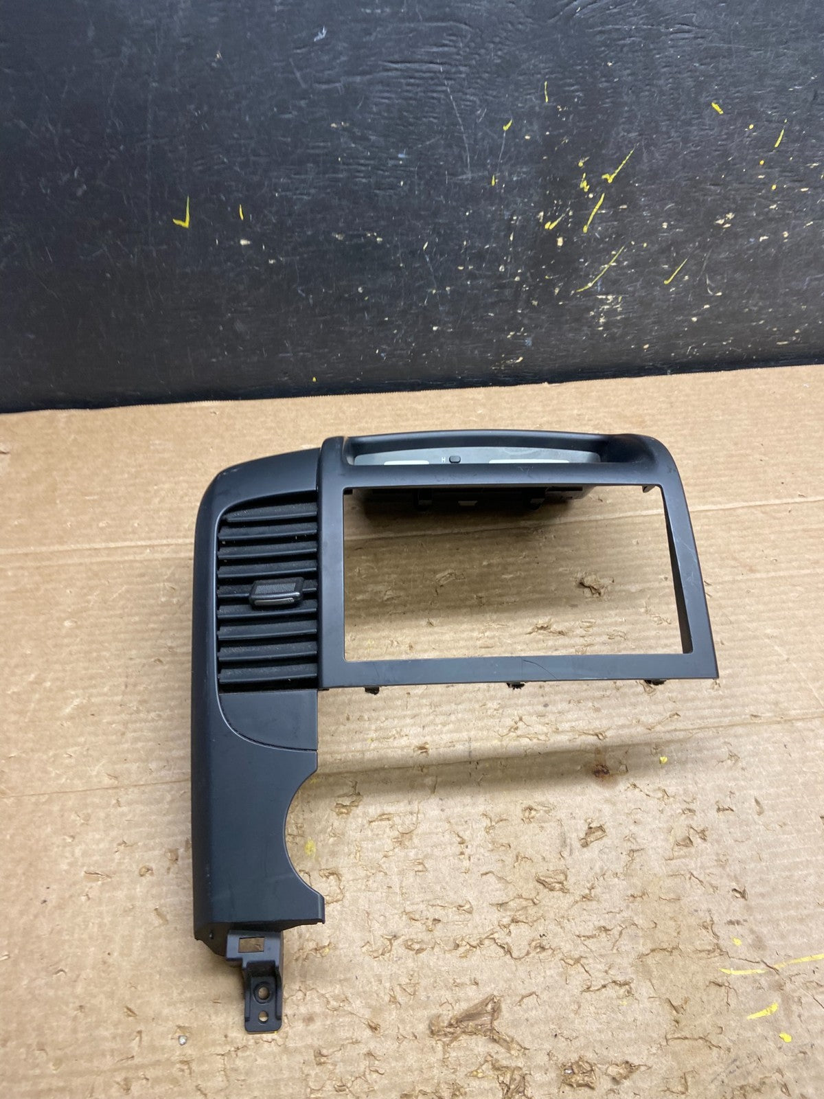 2006-2012 Hyundai Entourage Sedona Center Radio Clock Bezel Air Vent W3037  DG0