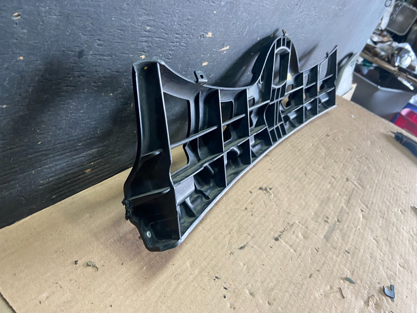 2007 to 2011 Hyundai Veracruz Center Grille Grill Bracket Support OEM O8104 DG7