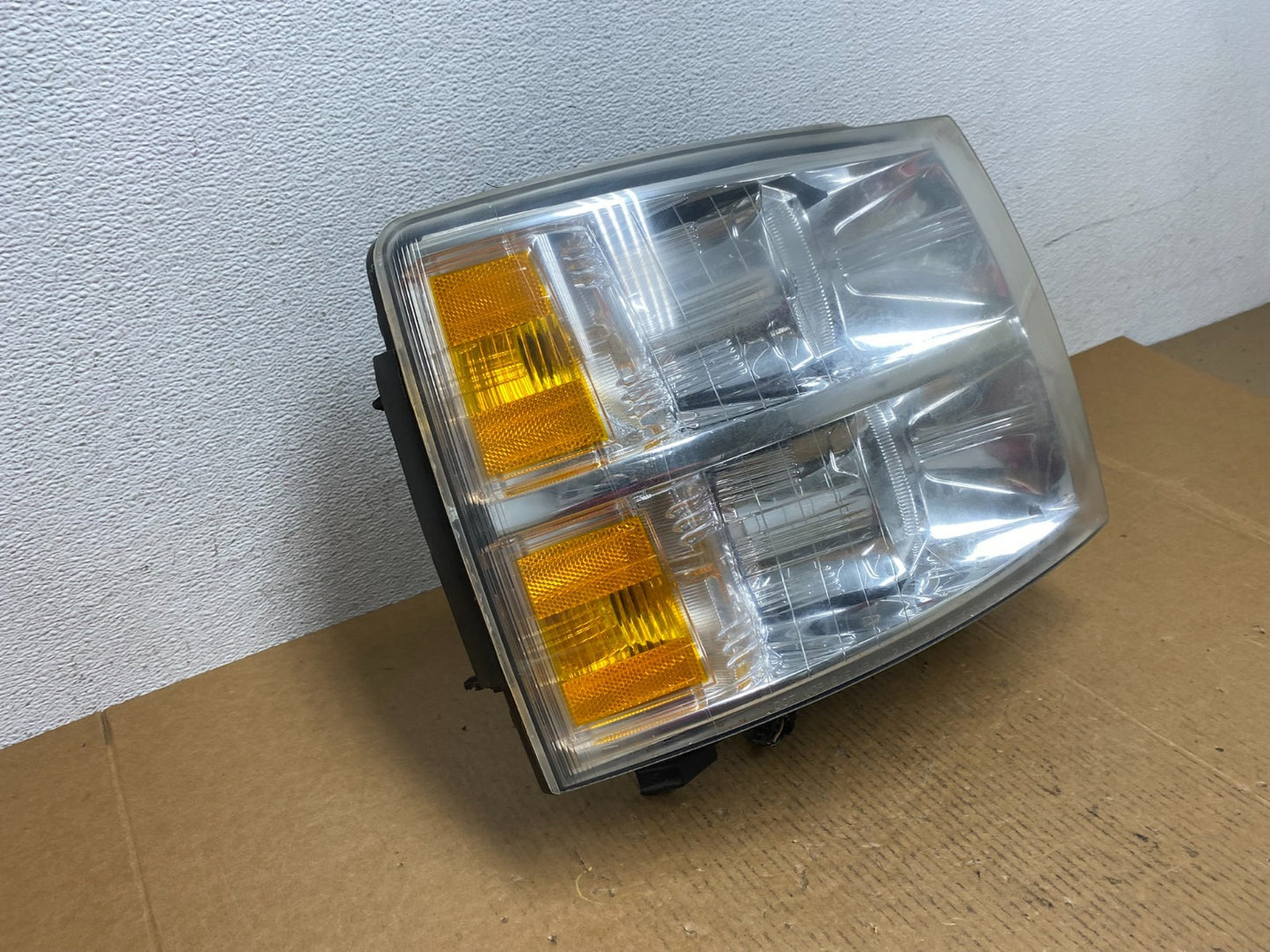 2007 to 2014 Chevrolet Silverado Right Passenger RH Side Headlight AE0688 DW2