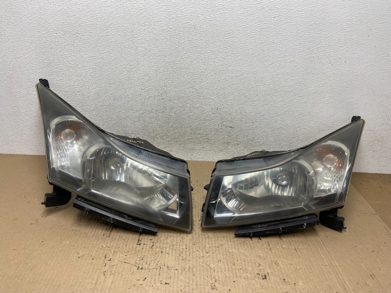 2011 to 2015 Chevrolet Cruze Halogen Left+Right Set Headlights AF6044 DW0
