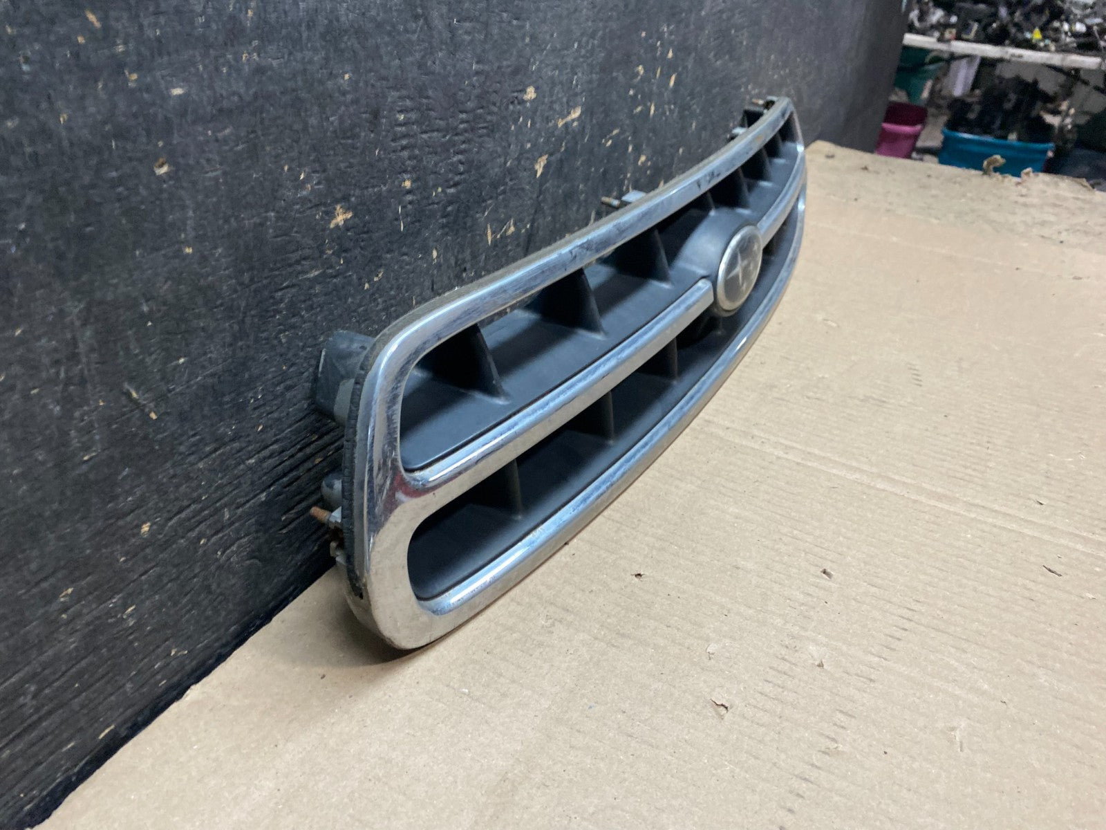 2000 to 2002 Subaru Legacy Outback Grill Grille OEM X7640 DG2