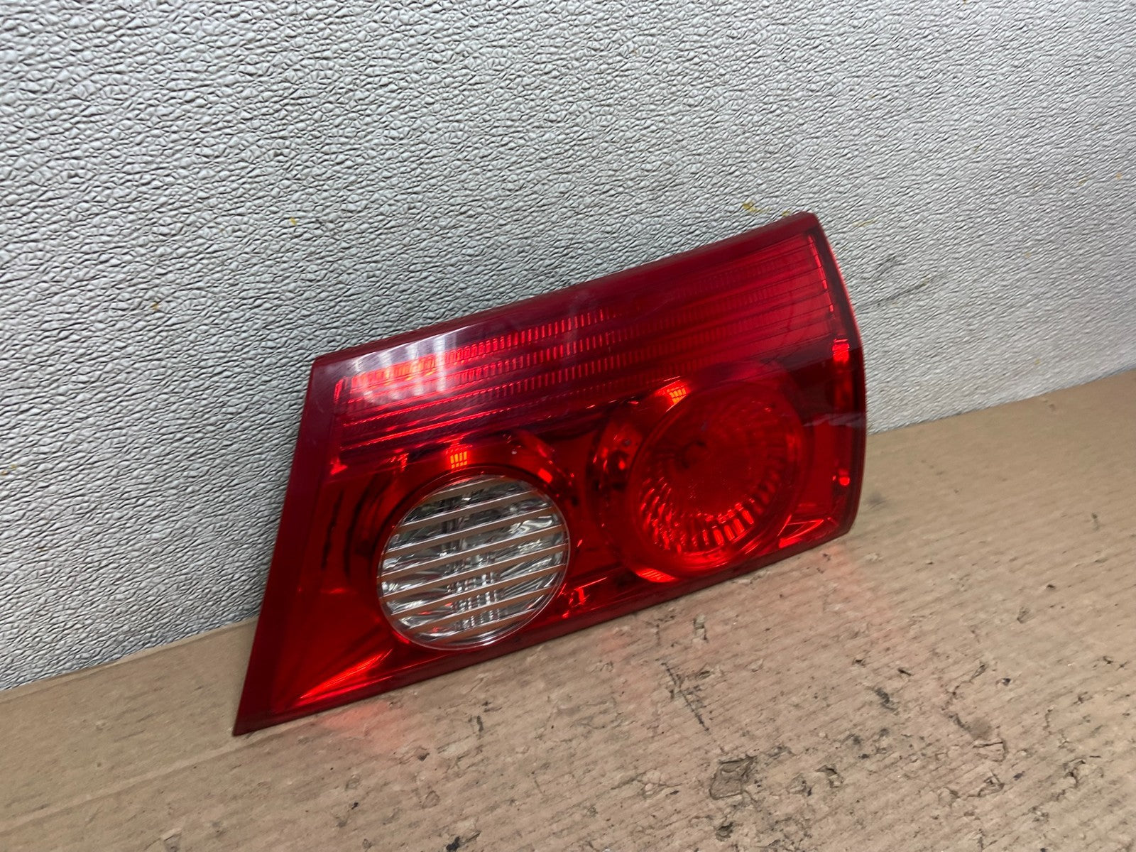 2006 to 2010 Toyota Sienna Right Passenger Side Rh Inner Tail Light  AA9806 LK2