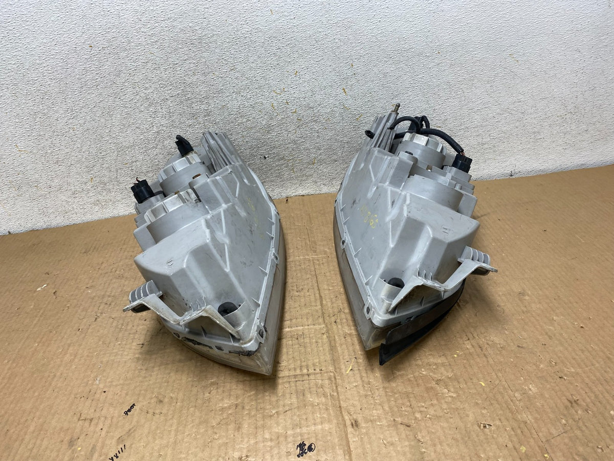 2002 to 2005 Kia Sedona Left+Right Side Headlights AI8165 DW11