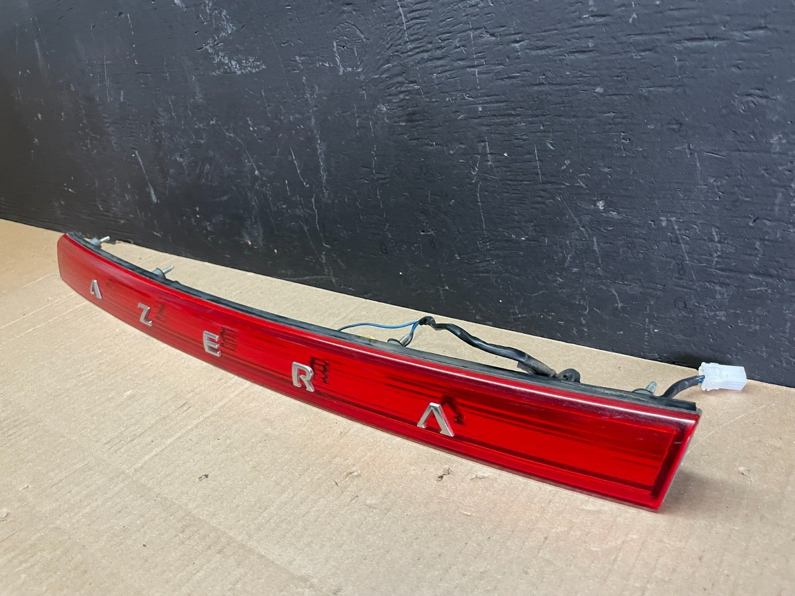 2006 to 2009 Hyundai Azera Trunk Center Tail Light License W/Emblem AB7607 DG2