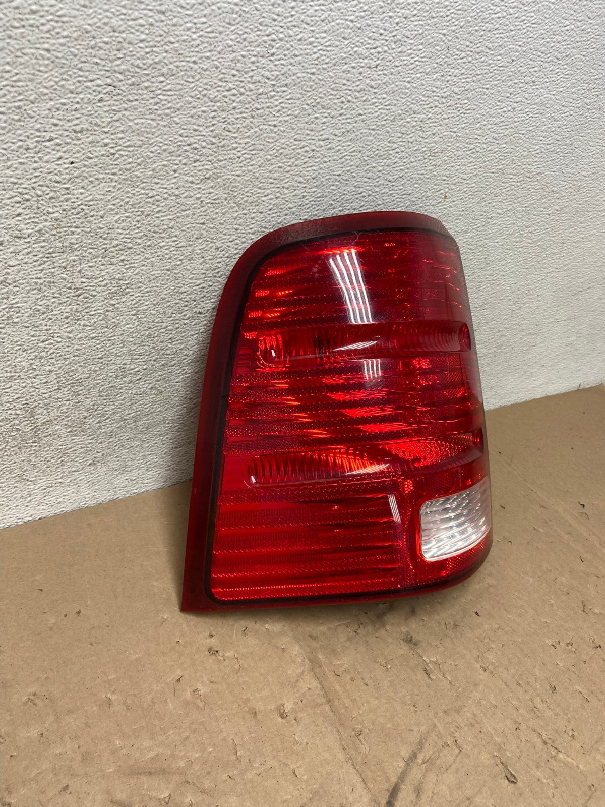 2002 to 2005 Ford Explorer Left Driver Lh Side Tail light AG5347 LK1