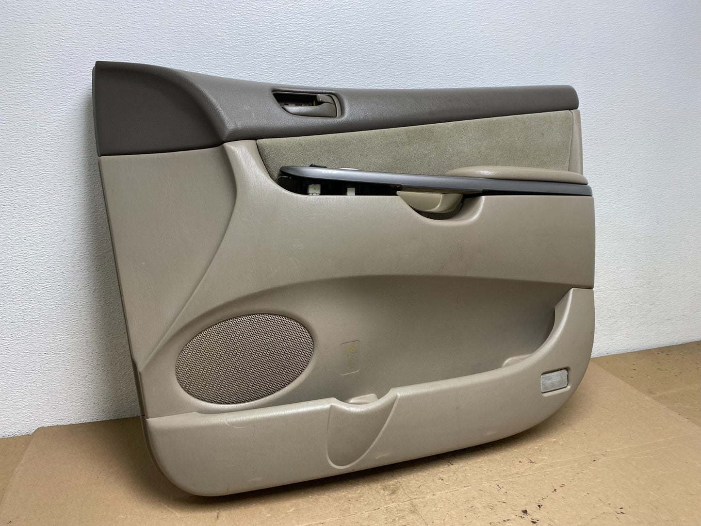 2005 to 2010 Toyota Sienna Right Passenger Side Front Door Trim AF49742