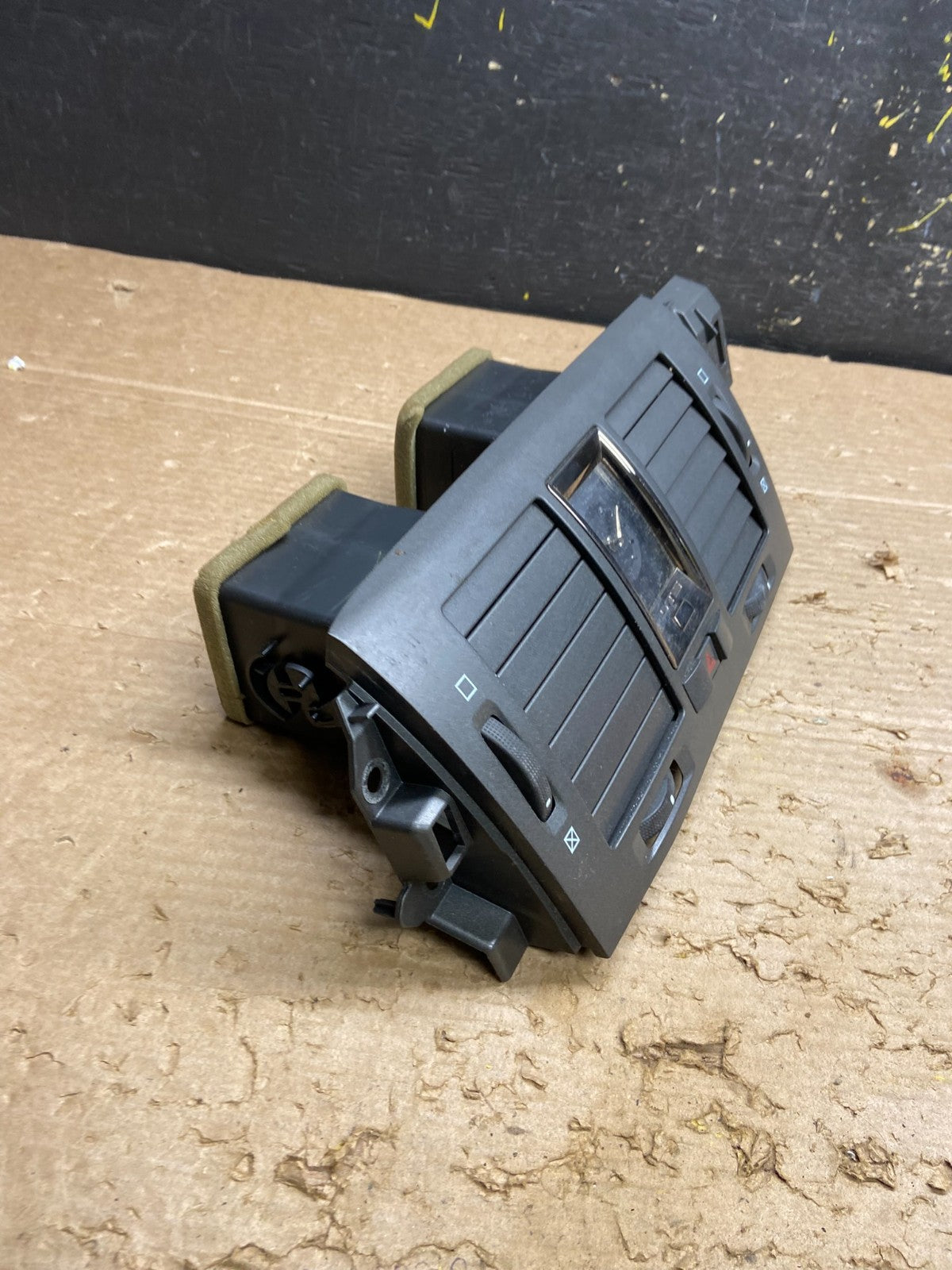 2006 to 2011 Cadillac DTS Dash Center Air Vent Heater Bezel OEM W3077 DG2