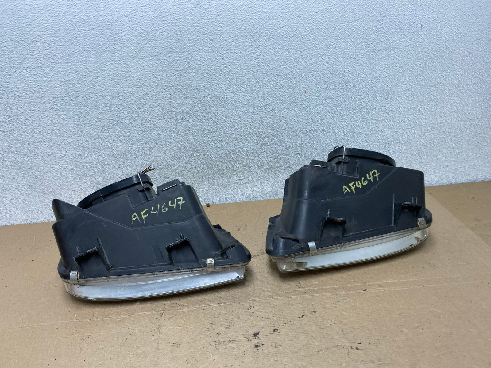 2002 to 2004 Volkswagen Jetta Left+Right Headlights AF4647 LK7