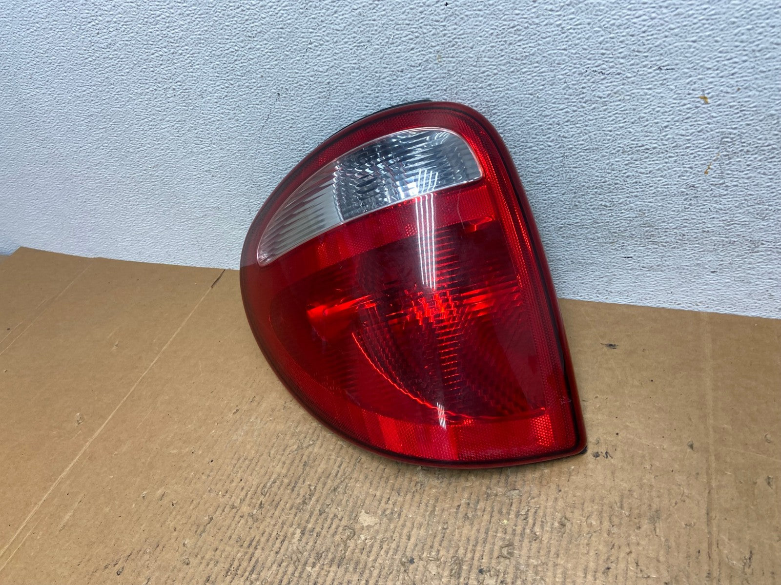 2004 to 2007 Dodge Grand Caravan Left Driver Lh Tail Light AE2619 LK1
