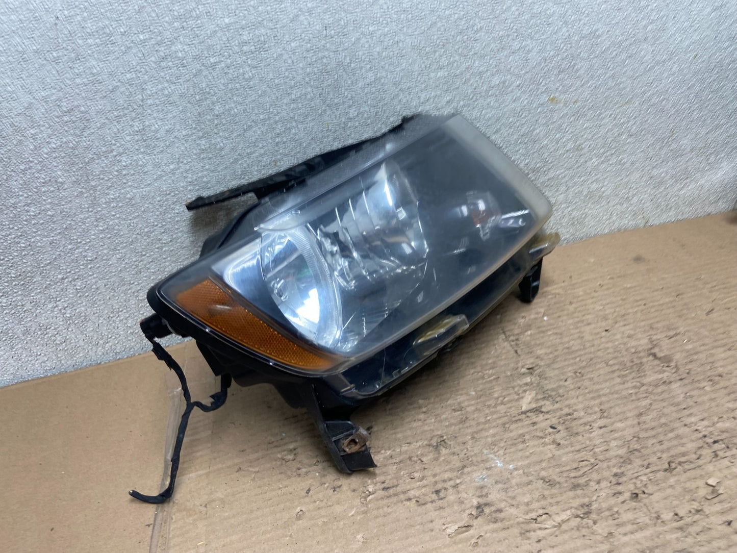 2011-2013 Jeep Grand Cherokee Right Passenger Halogen Headlight AA9571 DW2
