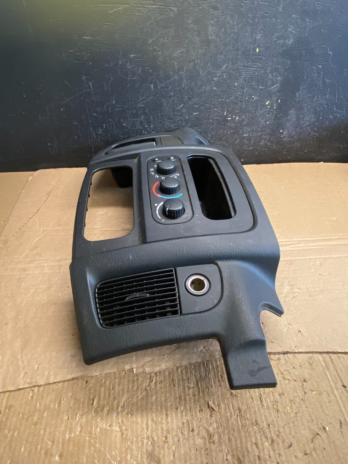 2002 to 2005 Dodge Ram Radio Climate Control Dash Air Vent Bezel Trim AF1982 DG1