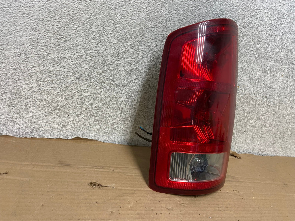 2002 to 2006 Dodge Ram 1500 Left Driver side Tail Light AG8192 LK1