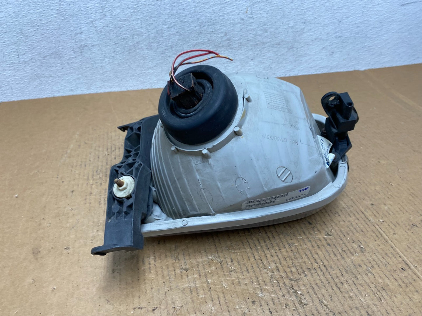 2001 to 2004 Toyota Sequoia Right Passenger RH Side Headlight Halogen AE1185 DW6